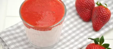 Verrines de crème vanillée alsa® aux groseilles et coulis de fraises