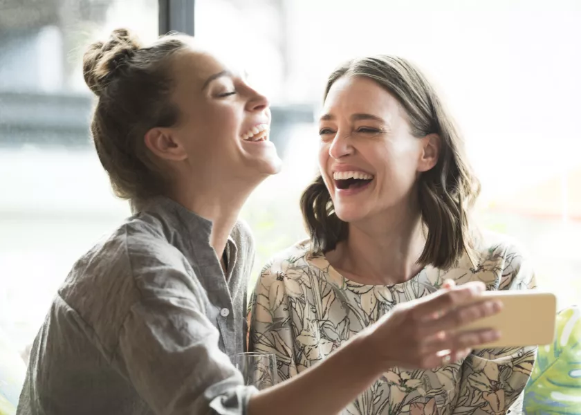 Deux copines passent du temps ensemble