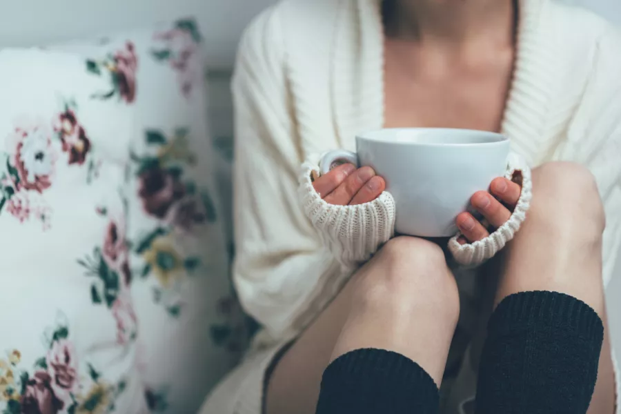 Une femme s’accorde une pause gourmande