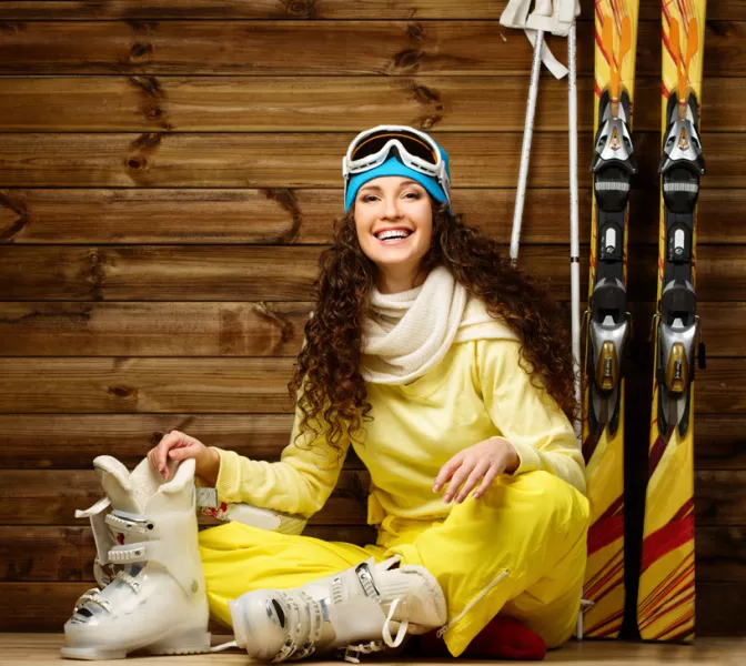 Une femme teste son équipement de ski.