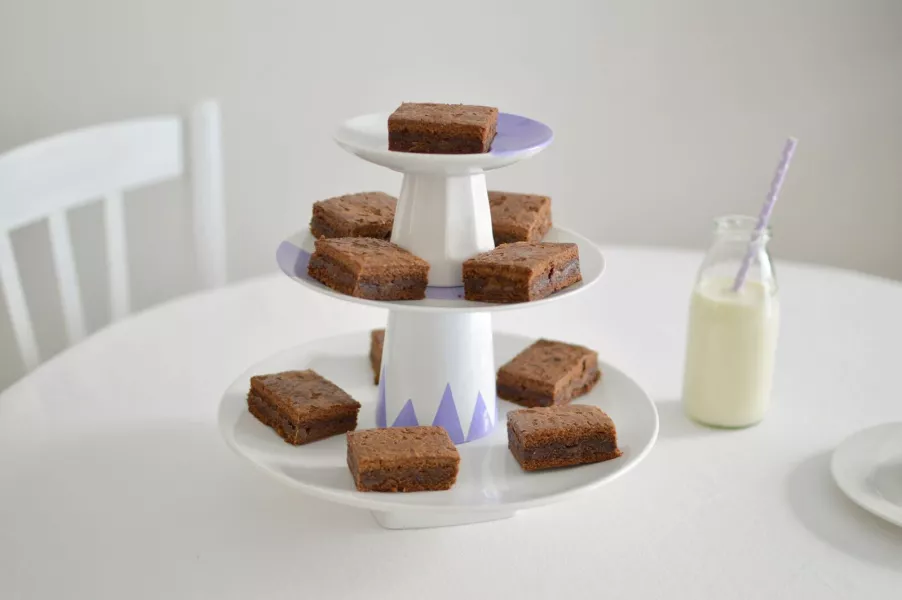 Un présentoir à gâteaux garni de parts de brownie