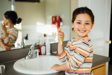 Fillette montrant sa brosse à dent