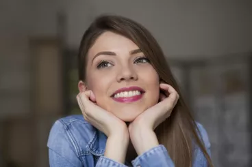 Une femme avec un joli sourire. 