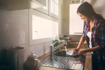 Une femme fait la vaisselle
