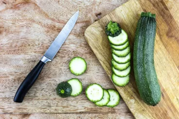 Des courgettes sur une planche à découper