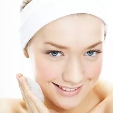 Femme souriante avec un headband