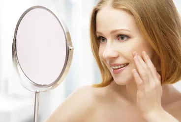Cernes, poches, yeux gonflés : nos astuces naturelles pour retrouver le sourire