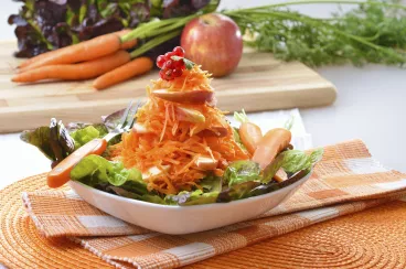 Plat Raw Food composé de carottes crues et de pousses de salades