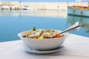 Assiette typique grecque dans un cadre rappelant celui de la Grèce