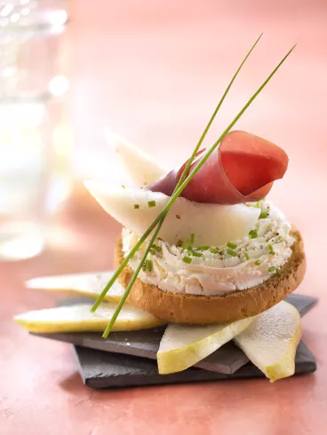 Tartines de poires et viande des Grisons avec Pelletier®