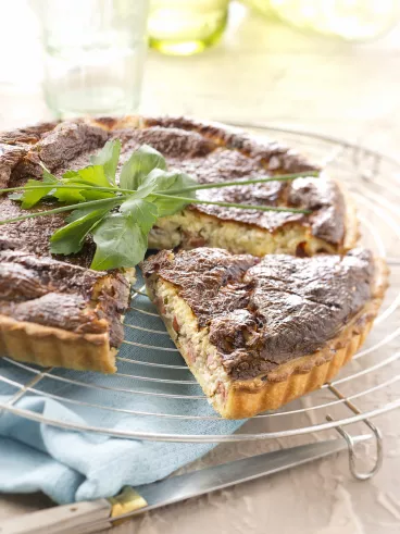 Tarte au fromage fondu et aux saucisses de Strasbourg