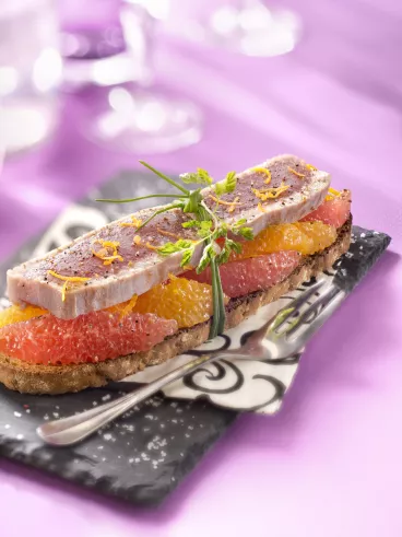 Tartine de thon mi-cuit aux agrumes avec Pelletier®
