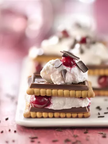 Goûter aux Petit Ecolier®, cerises et crème chantilly