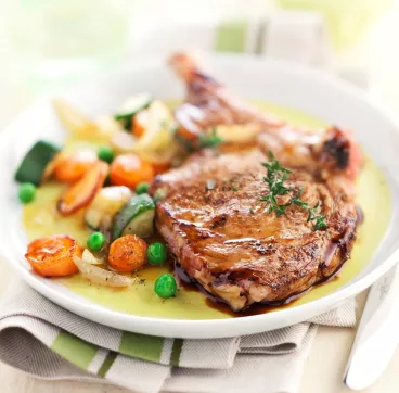 Côte de veau et ses légumes au balsamique avec Maille®