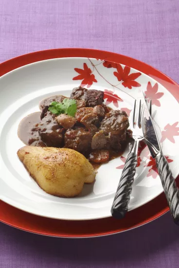 Bourguignon au chocolat poivré et aux poires rôties