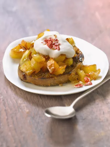 Tartines aux pommes caramélisées, crème et pralines roses avec Pelletier®