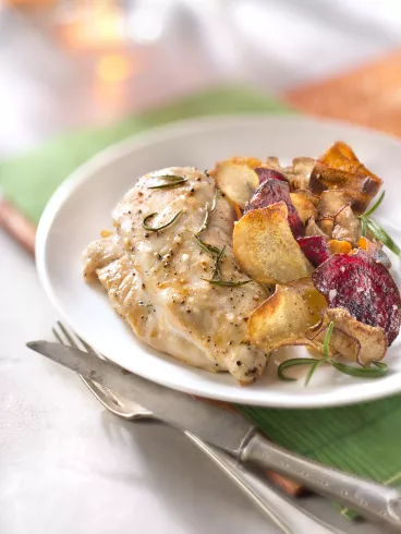 Blanc de volaille rôti au romarin, chips de légumes avec Planta Fin®