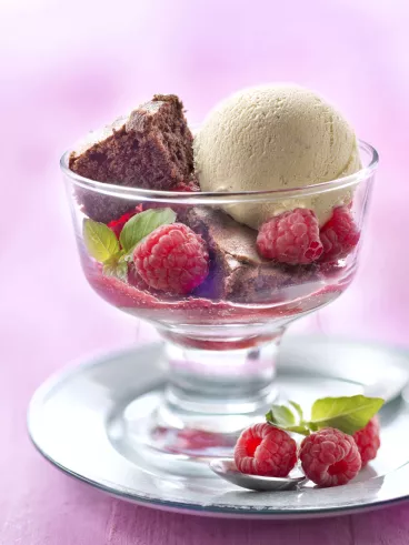 Gâteau au chocolat et coulis de fruits rouges avec Carte d’Or®