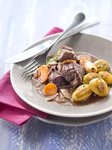 Bœuf bourguignon, pommes rissolées à l’ail avec Fruit d’Or®