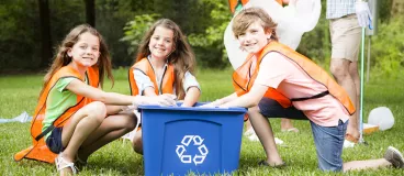 Une famille en plein recyclage.