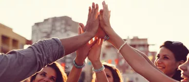 Un groupe de jeunes gens échangent un signe d’amitié.