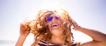 Une femme profite du soleil sur une plage