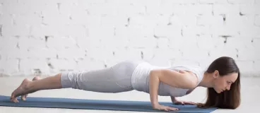 Une femme en position de gainage