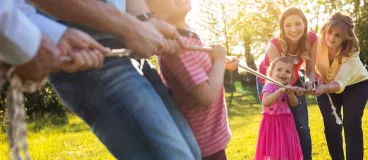 Une famille dispute l’épreuve du tir à la corde