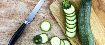 Des courgettes sur une planche à découper