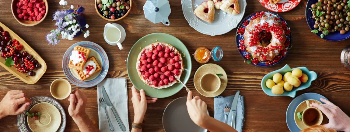 Une famille partage un goûter gourmand.