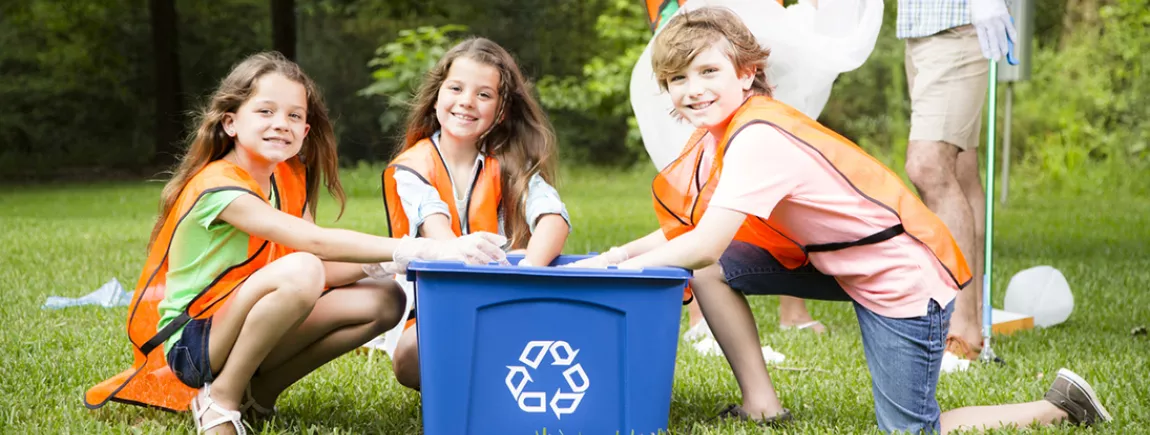 Une famille en plein recyclage.