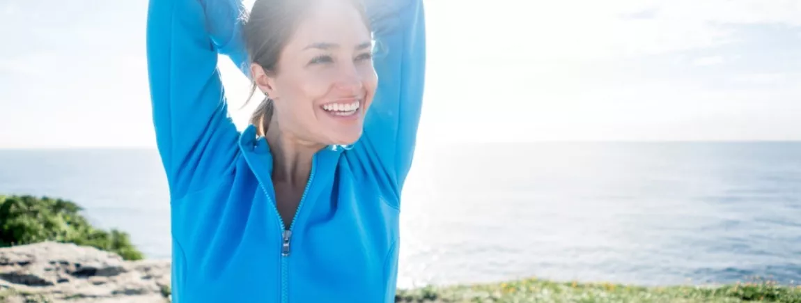 Une femme fait des étirements en tenue de sport