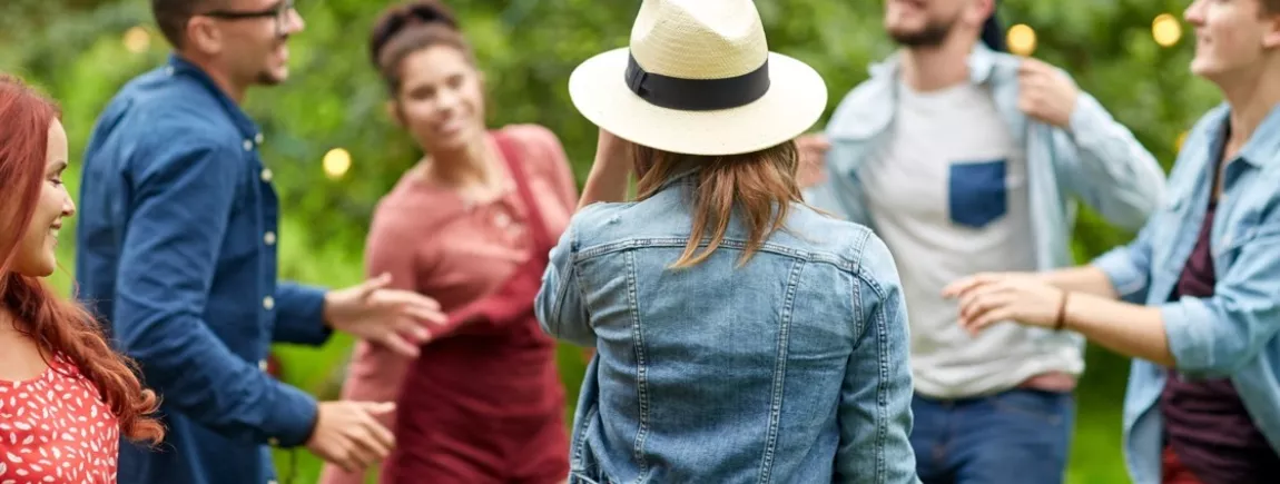 Un groupe d’amis danse dans un jardin