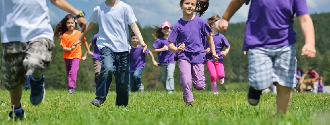 Un groupe d’enfant dans un champ