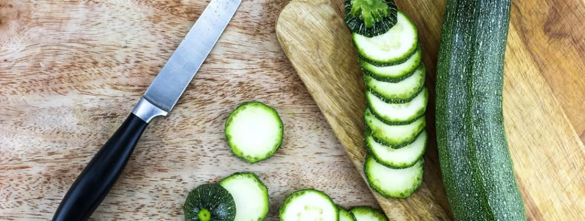 Des courgettes sur une planche à découper