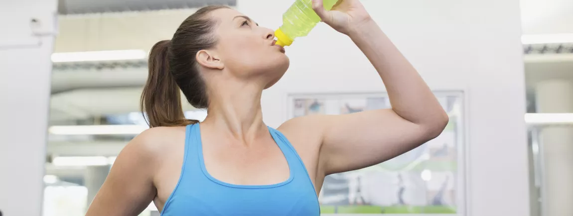 Femme sportive en train de boire pendant sa séance d’exercice pour s'hydrater