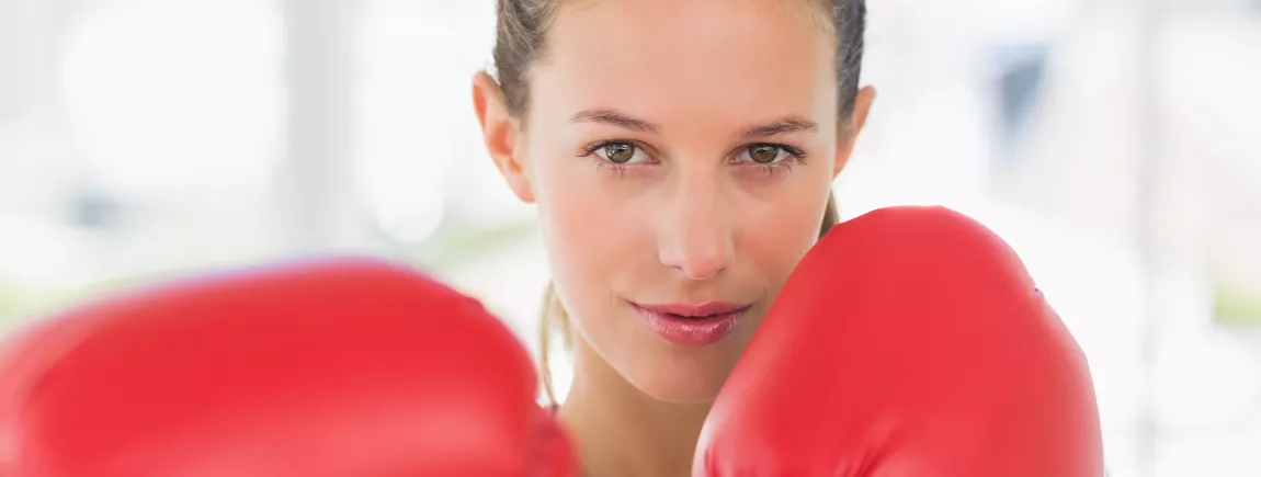 Jeune_femme_determinee_portant_des_gants_de_boxe