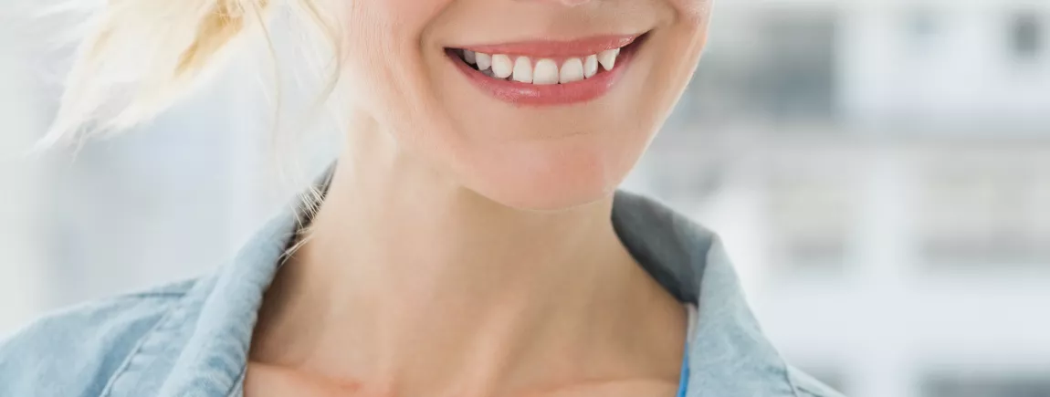 Jeune femme blonde avec une paire de lunettes voyante assumant ses petits défaut