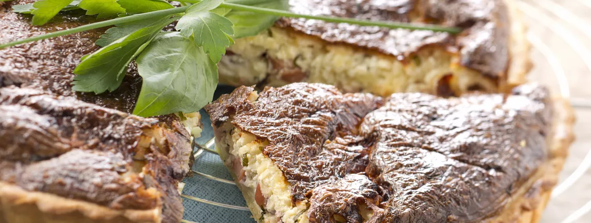 Tarte au fromage fondu et aux saucisses de Strasbourg