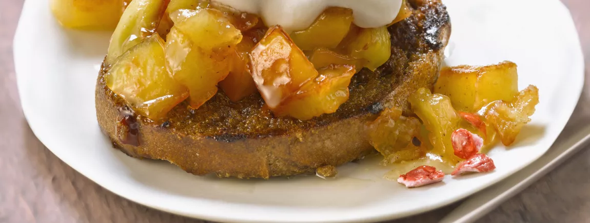 Tartines aux pommes caramélisées, crème et pralines roses avec Pelletier®